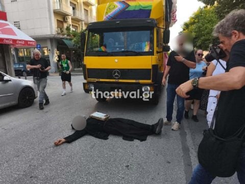 Thessaloniki Pride: Ρασοφόρος ξάπλωσε στον δρόμο για να εμποδίσει την πορεία – «Μετανοείτε», φώναζε