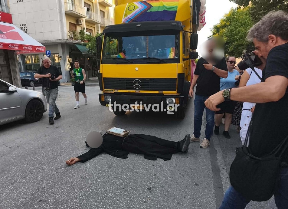 Thessaloniki Pride: Ρασοφόρος ξάπλωσε στον δρόμο για να εμποδίσει την πορεία – «Μετανοείτε», φώναζε