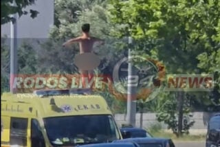 O τουρίστας που ανέβηκε σε ασθενοφόρο στη Ρόδο / rodoslivenews24.gr