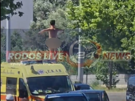 O τουρίστας που ανέβηκε σε ασθενοφόρο στη Ρόδο / rodoslivenews24.gr