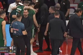 Συγκίνηση στο ΣΕΦ: Οι φίλαθλοι του Ολυμπιακού χειροκρότησαν τον τραυματία Ρογκαβόπουλο στην αποχώρησή του [βίντεο]