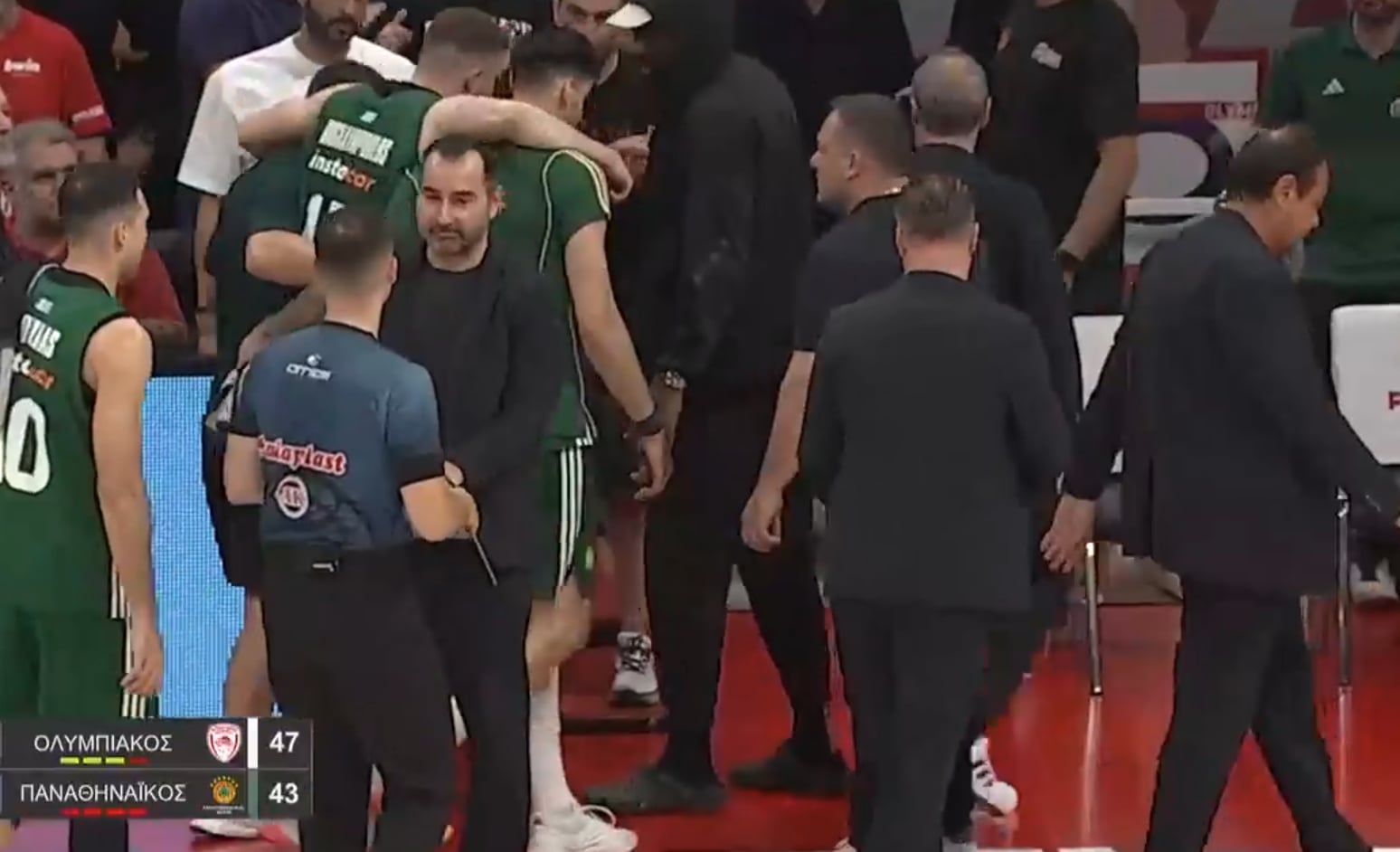 Συγκίνηση στο ΣΕΦ: Οι φίλαθλοι του Ολυμπιακού χειρ