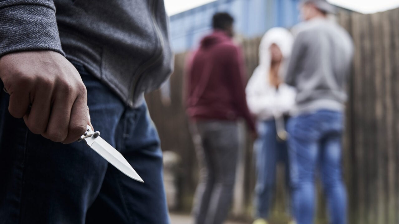Ανήλικοι σε πόλεμο με τον εαυτό τους: Οι ομάδες των γειτονιών και οι κρυφοί κώδικες – Οι «μάχιμοι», ο «μπρο» και το «λαμόγιο»