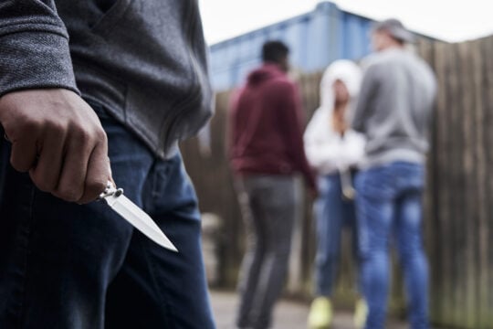 Ανήλικοι σε πόλεμο με τον εαυτό τους: Οι ομάδες των γειτονιών και οι κρυφοί κώδικες – Οι «μάχιμοι», ο «μπρο» και το «λαμόγιο»