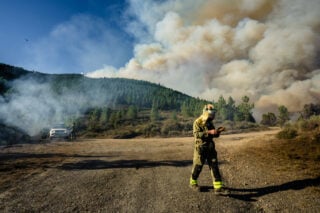 Πυροσβέστης στην Ισπανία - Φωτογραφία αρχείου - Shutterstock