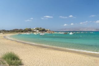 Η παραλία της Αγίας Άννας στην Νάξο / Shutterstock