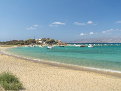 Η παραλία της Αγίας Άννας στην Νάξο / Shutterstock
