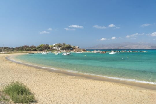 Η παραλία της Αγίας Άννας στην Νάξο / Shutterstock