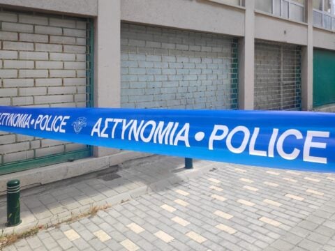 Κύπρος: Πατέρας 4 παιδιών ο αστυνομικός που πυροβόλησε τη σύζυγό του – Διασωληνωμένη η 46χρονη