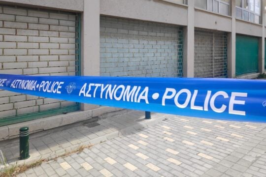 Κύπρος: Πατέρας 4 παιδιών ο αστυνομικός που πυροβόλησε τη σύζυγό του – Διασωληνωμένη παραμένει η 46χρονη