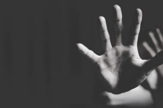 Ανατριχιαστική υπόθεση #MeToo στο ΕΚΠΑ: Υπέστη σεξουαλική κακοποίηση για να κάνει την πτυχιακή της
