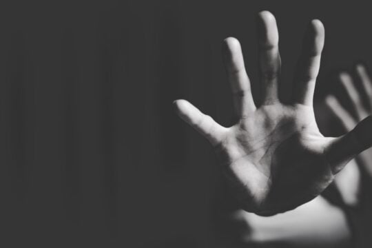 Ανατριχιαστική υπόθεση #MeToo στο ΕΚΠΑ: Υπέστη σεξουαλική κακοποίηση για να κάνει την πτυχιακή της