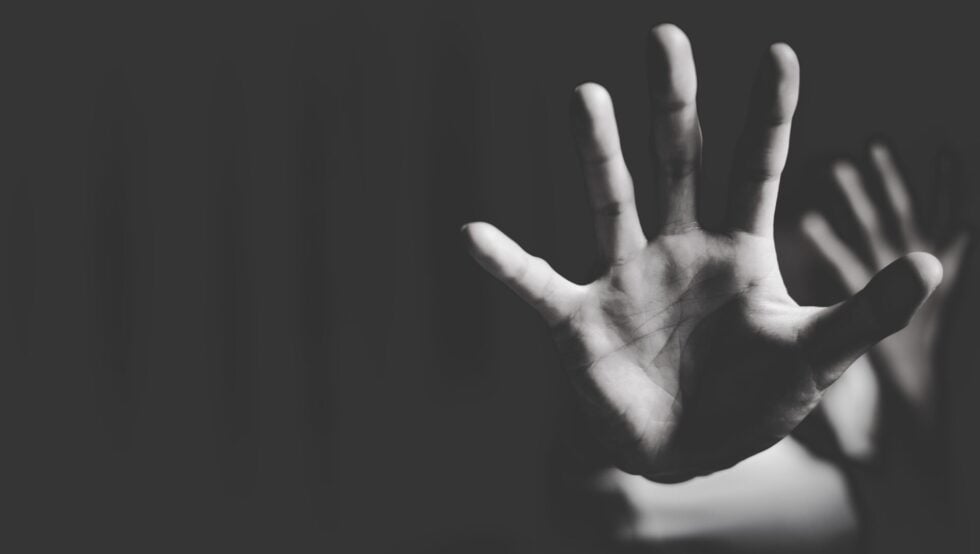 Ανατριχιαστική υπόθεση #MeToo στο ΕΚΠΑ: Υπέστη σεξουαλική κακοποίηση για να κάνει την πτυχιακή της