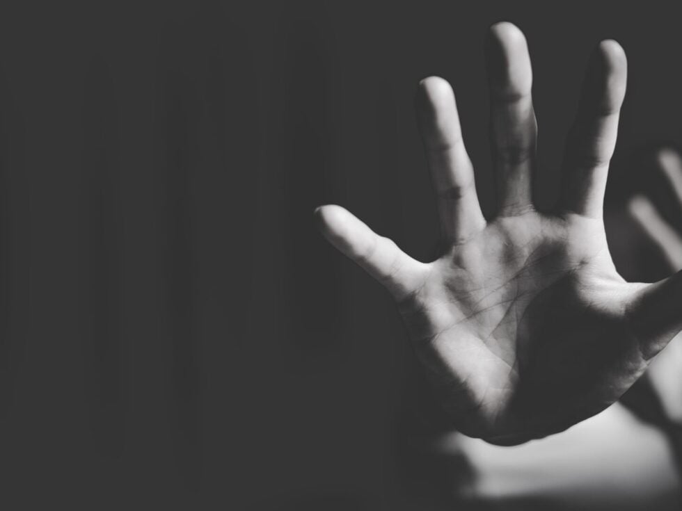 Ανατριχιαστική υπόθεση #MeToo στο ΕΚΠΑ: Υπέστη σεξουαλική κακοποίηση για να κάνει την πτυχιακή της