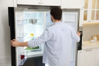 Δουλεύουμε περισσότερο, αλλά ζούμε με λιγότερα: Αισθητά χαμηλότεροι οι μισθοί από τα προ κρίσης επίπεδα