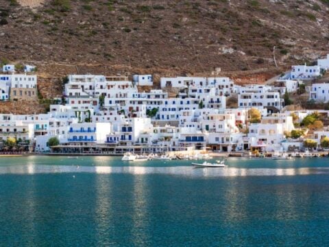Το «κρυμμένο διαμάντι» στις Κυκλάδες με αυθεντική λάμψη, γαστρονομία και αγγειοπλαστική