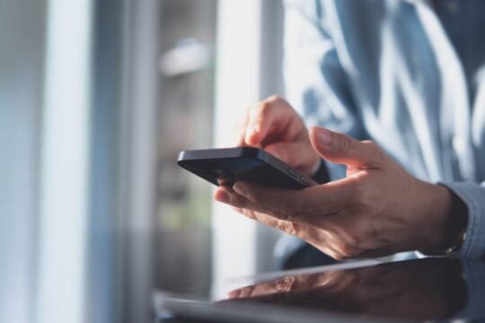 E.E.: Πιο εύκολα στην επισκευή τα smartphones – Τι έδειξε νέος έλεγχος αγοράς