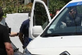 Διπλή δολοφονία στο Αίγιο: Η στιγμή της προσαγωγής του βασικού υπόπτου [βίντεο]