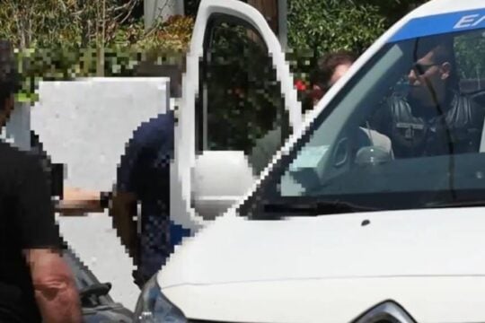Διπλή δολοφονία στο Αίγιο: Η στιγμή της προσαγωγής του βασικού υπόπτου [βίντεο]