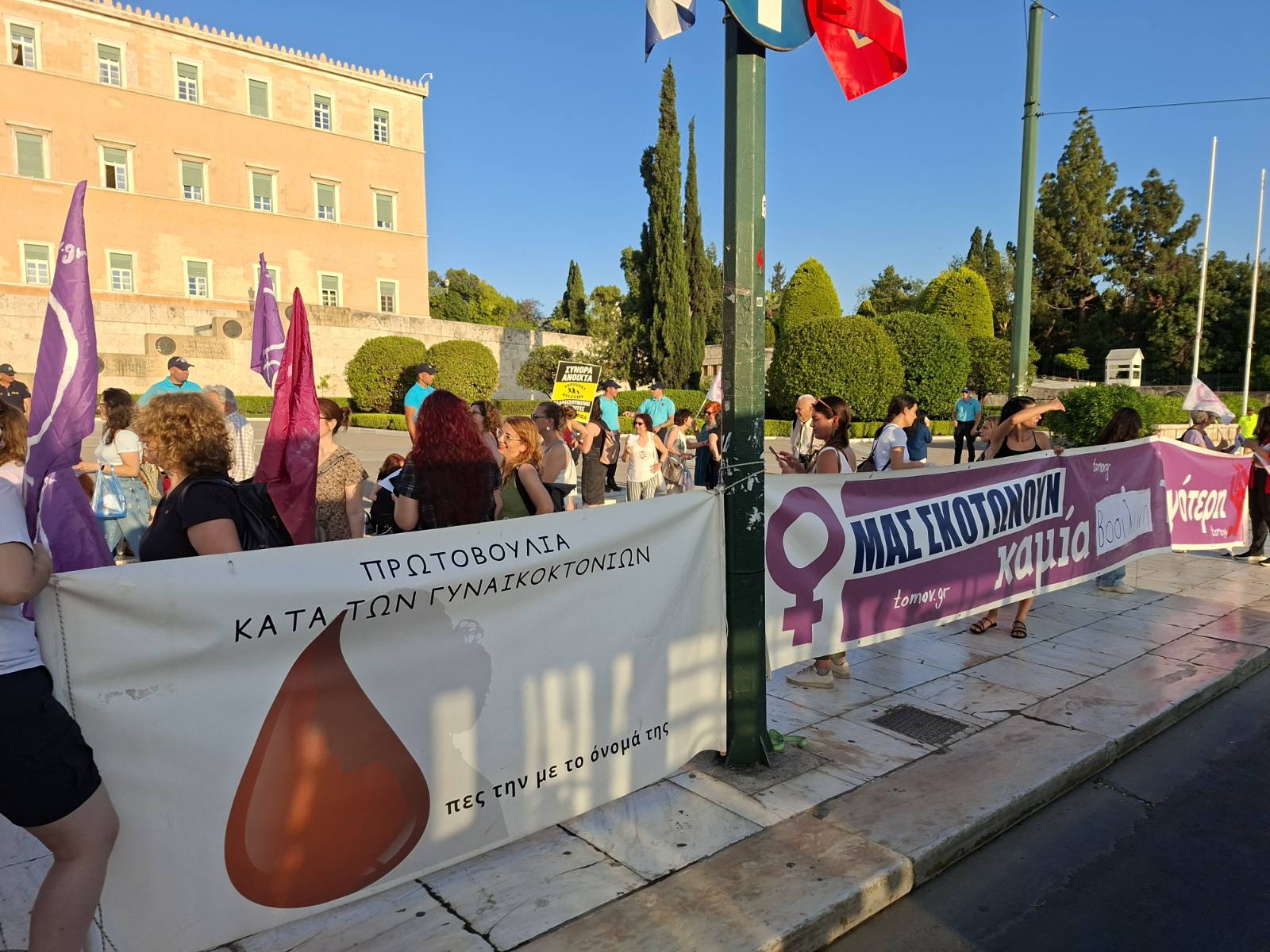 Συνθήματα και οργή στο Σύνταγμα για τη γυναικοκτον