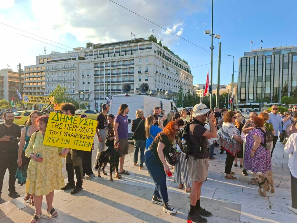 Συνθήματα και οργή στο Σύνταγμα για τη γυναικοκτονία στην Καλαμάτα: «Μέχρι να είμαστε όλες ασφαλείς» [εικόνες – βίντεο]