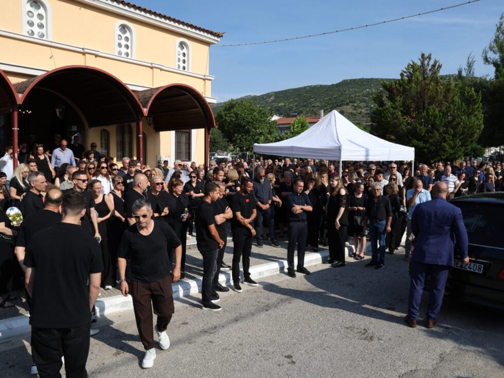 Τάκης Γκώνιας: Σε κλίμα συγκίνησης το τελευταίο «αντίο» στον παλαίμαχο ποδοσφαιριστή [εικόνες]