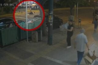 Η στιγμή που η μοτοσικλέτα παρασέρνει την ηλικιωμένη στην Καλλιθέα / EUROKINISSI