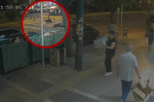 Η στιγμή που η μοτοσικλέτα παρασέρνει την ηλικιωμένη στην Καλλιθέα / EUROKINISSI