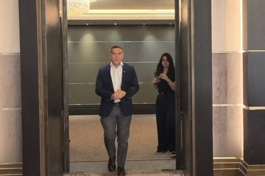 Αλέξης Τσίπρας: Η άφιξη στην πρώτη συνεδρίαση των Τομεαρχών της ΕΛ.Α.Σ. [βίντεο]