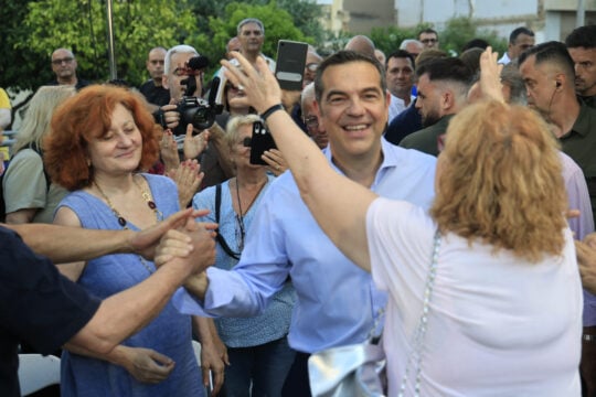 Live: Ο Αλέξης Τσίπρας συνομιλεί με τους κατοίκους στη Νίκαια