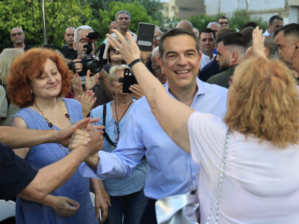Live: Ο Αλέξης Τσίπρας συνομιλεί με τους κατοίκους στη Νίκαια