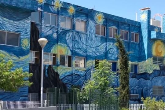 Η «Έναστρη Νύχτα» του Βίνσεντ βαν Γκογκ σε μεγάλη τοιχογραφία στο 2ο Λύκειο Αλίμου / facebook