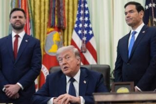 Axios: Ο «ελβετικός σουγιάς» του Τραμπ στις συνομιλίες με το Ιράν