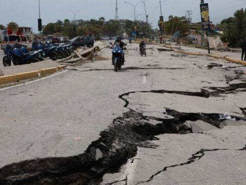Βενεζουέλα: Κάτοικοι ψάχνουν μόνοι για εγκλωβισμένους στα ερείπια – Τρέμει ακόμα η γη από μετασεισμούς [εικόνες – βίντεο]