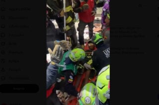 Βενεζουέλα: Η στιγμή που ανασύρεται ζωντανός ένας 11χρονος μετά από τρεις ημέρες στα ερείπια [βίντεο]