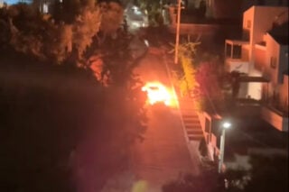Συγκλονιστικό βίντεο από τη Βούλα: Η τρελή πορεία φλεγόμενου αυτοκινήτου πριν καταλήξει σε κολόνα 