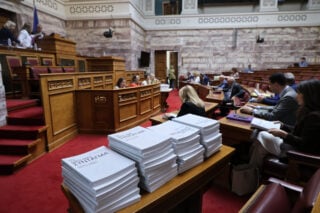 Βουλή: Σύγκρουση για την κατάργηση του άρθρου 16 – Η πρόταση της Ν.Δ. και δύο απαράβατοι όροι από το ΠΑΣΟΚ