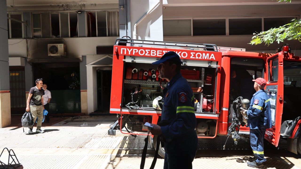 Διασωληνώθηκε 40χρονος από τη φωτιά στο ξενοδοχείο στο κέντρο της Αθήνας – Άλλοι δύο ελαφρά τραυματίες [εικόνες – βίντεο]]