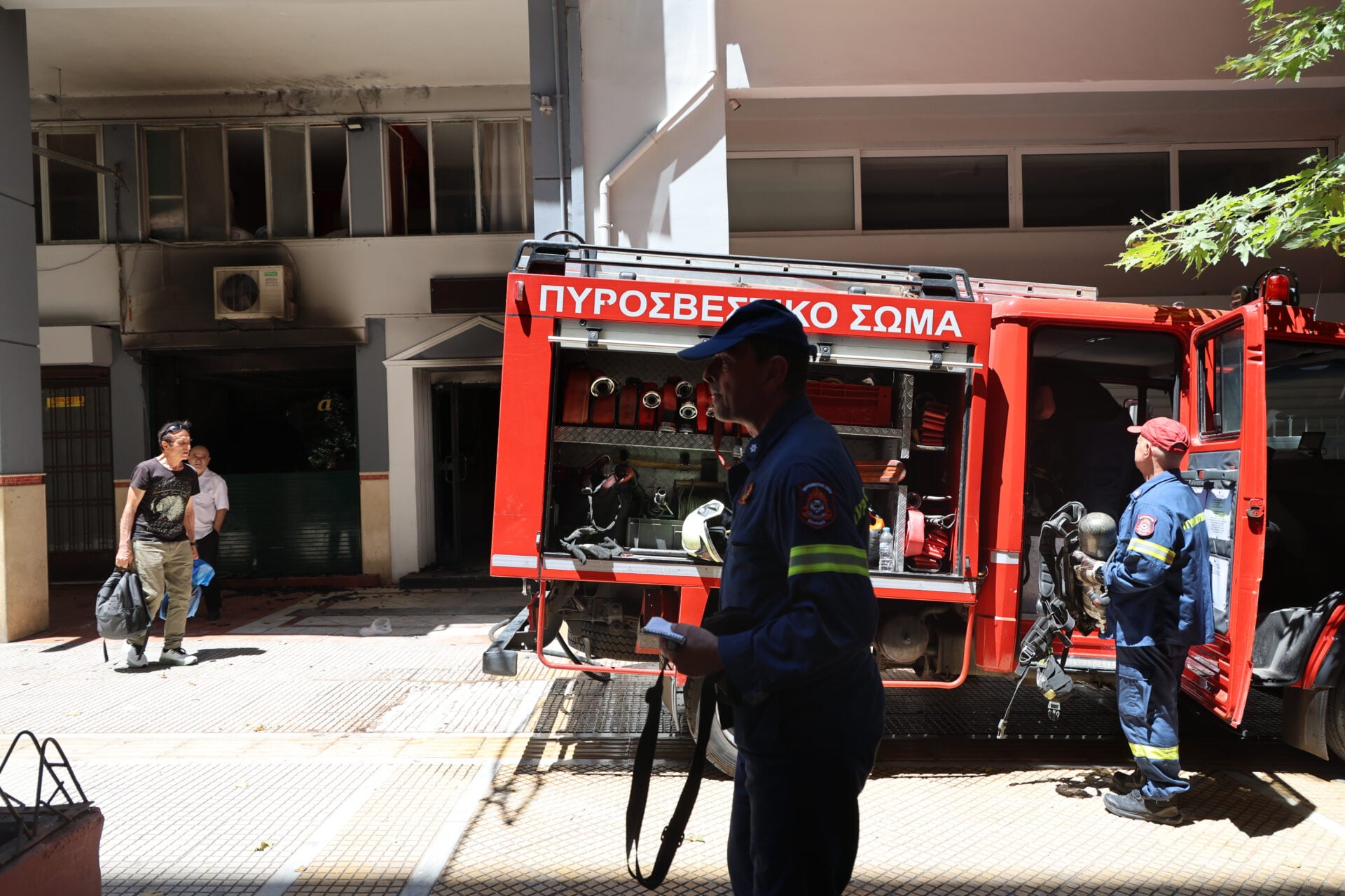 Διασωληνώθηκε 40χρονος από τη φωτιά στο ξενοδοχείο στο κέντρο της Αθήνας – Άλλοι δύο ελαφρά τραυματίες [εικόνες – βίντεο]]