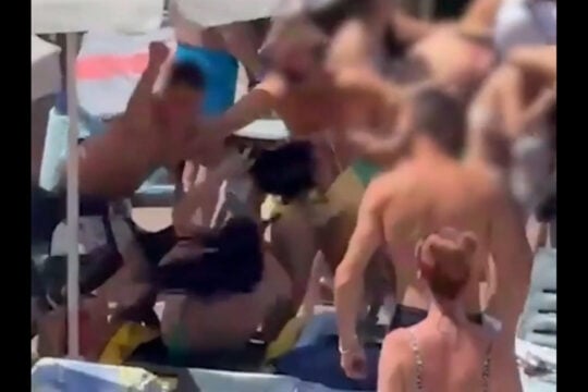 Ισπανία: Άγριος καβγάς και ξύλο για μια ξαπλώστρα – Τραυματίστηκε 13χρονη [βίντεο]