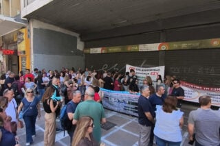 «Μένουμε εκτός βαρέων και ανθυγιεινών, αδικία χωρίς προηγούμενο»: Οργή υγειονομικών έξω από το υπουργείο Εργασίας [βίντεο]