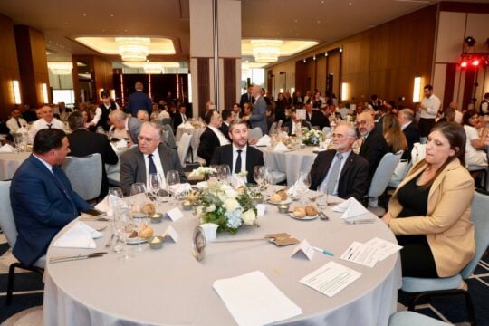 Η Ζωή Κωνσταντοπούλου, ο Άδωνις Γεωργιάδης, ο Νίκος Ανδρουλάκης και ο Τάκης Θεοδωρικάκος στο ίδιο τραπέζι / X