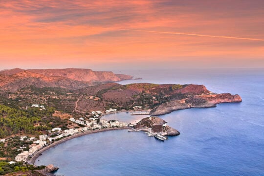 Το νησί που ανήκει στην Αττική, βρίσκεται στα Επτάνησα και κρύβει παραλίες που θυμίζουν Καραϊβική
