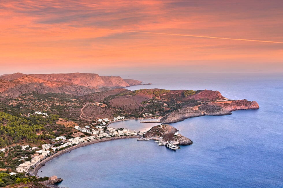 Το νησί που ανήκει στην Αττική, βρίσκεται στα Επτάνησα και κρύβει παραλίες που θυμίζουν Καραϊβική