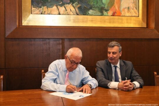 Τη Χάρτα της ΕΠΕ υπέγραψε ο Πρόεδρος της Βουλής
