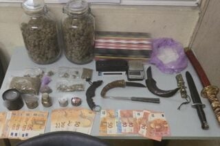 Κυψέλη: Χειροπέδες σε 47χρονη και 24χρονο για ναρκωτικά και όπλα – Εντοπίστηκαν τέσσερα κιλά κάνναβης και 20 μαχαίρια