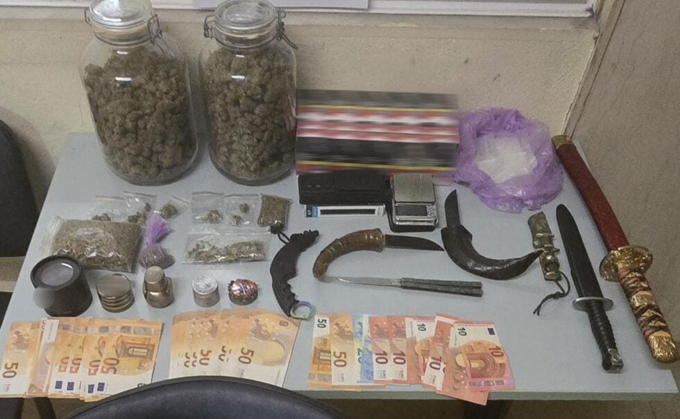 Κυψέλη: Χειροπέδες σε 47χρονη και 24χρονο για ναρκωτικά και όπλα – Εντοπίστηκαν τέσσερα κιλά κάνναβης και 20 μαχαίρια