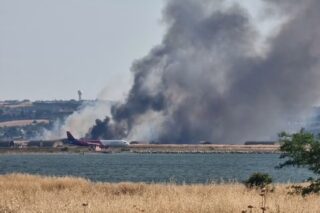 Θεσσαλονίκη: Φωτιά στην Περαία δίπλα στο αεροδρόμιο: Μήνυμα 112 για τους πυκνούς καπνούς – «Κλείστε πόρτες και παράθυρα» [εικόνες – βίντεο]