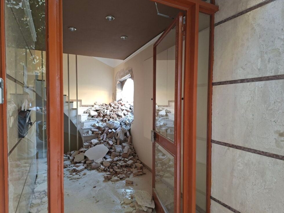 Αυτοψία μηχανικών στα Πετράλωνα: Οι διπλανές πολυκατοικίες πρέπει να εκκενωθούν – Μιλάμε για ανθρώπινη ασφάλεια [βίντεο]