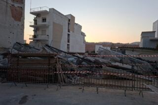 Κατάρρευση πολυκατοικίας στα Πετράλωνα: Ανησυχία για τα γειτονικά κτίρια – Στον εισαγγελέα οι συλληφθέντες [εικόνες – βίντεο]